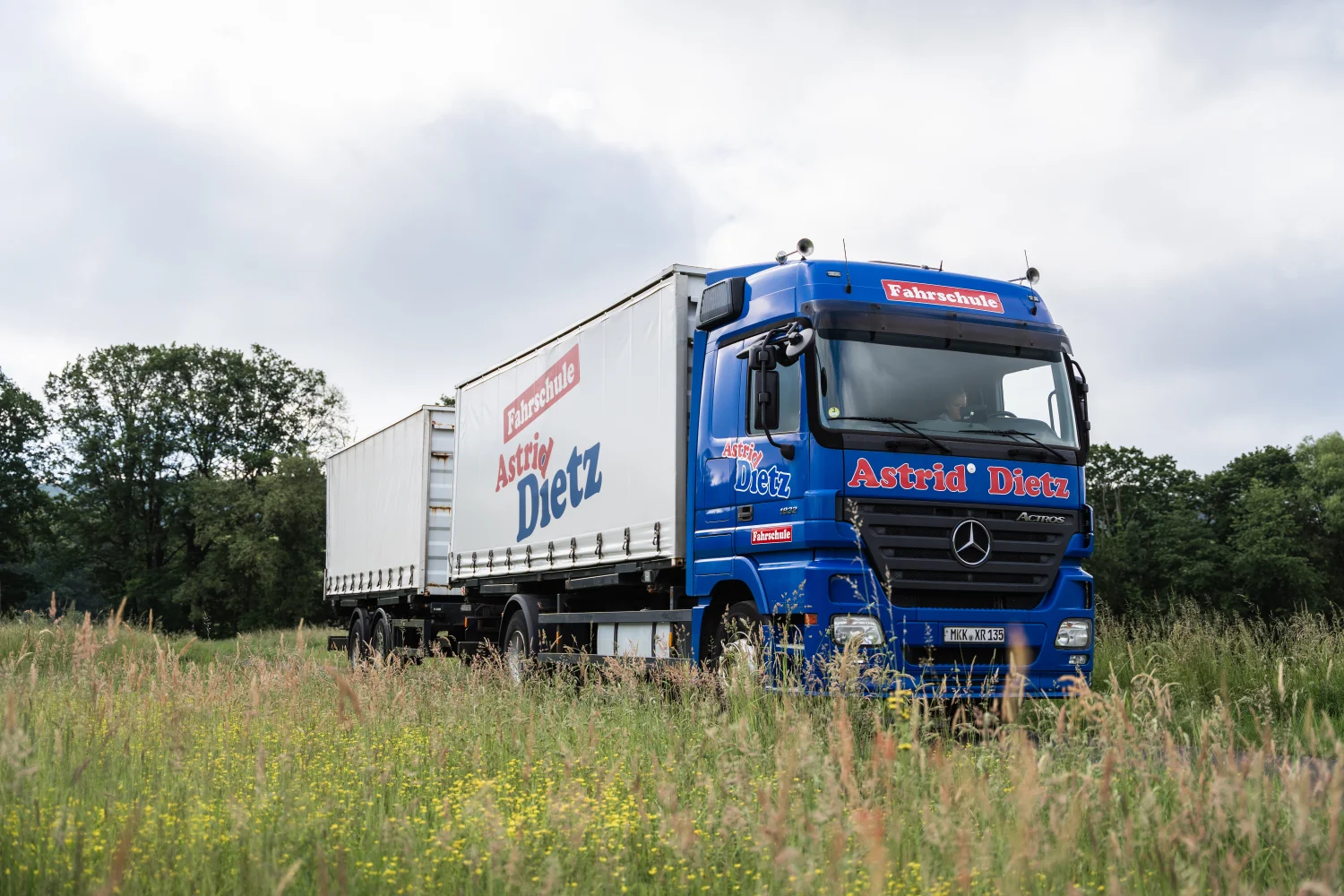 Schwerer Lkw von Fahrschule astrid Dietz